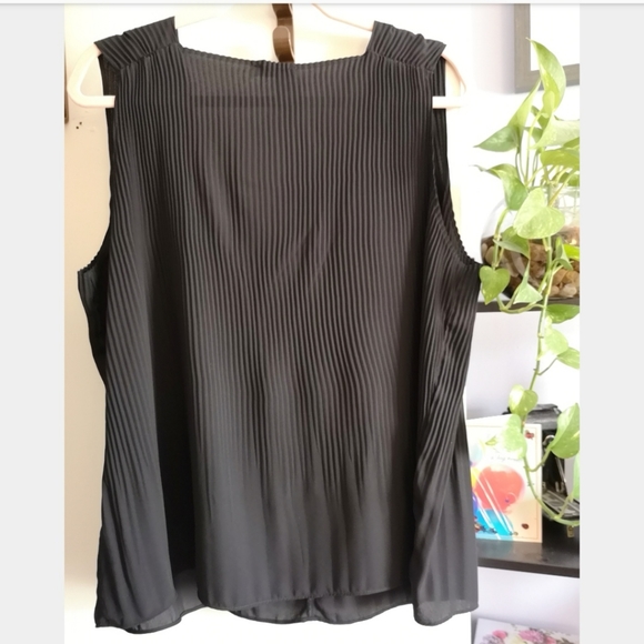 Reitmans Pleated sleeveless Black Top - Picture 2 of 3